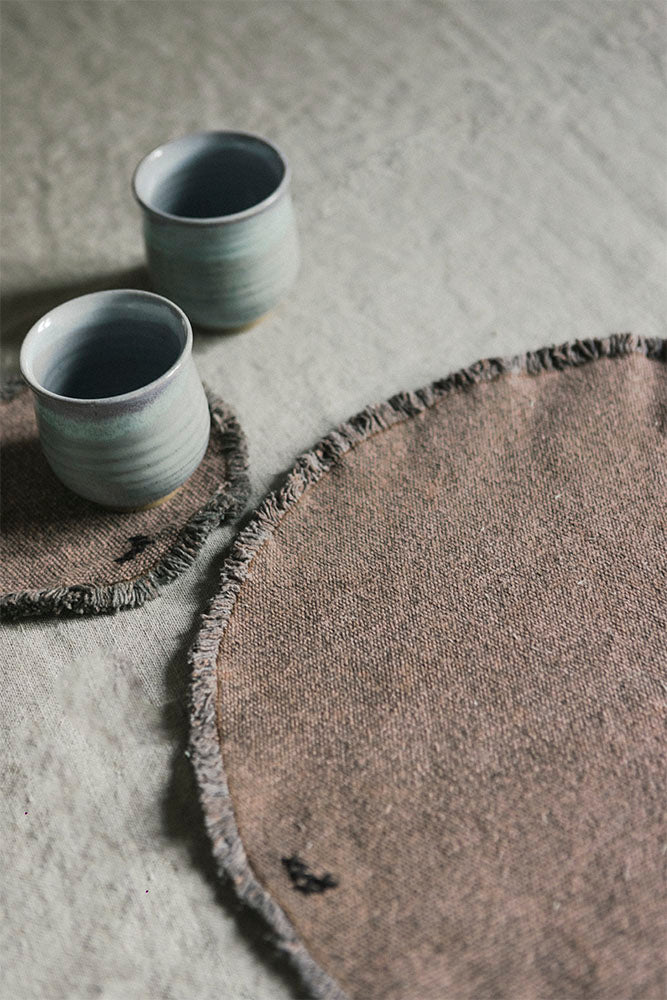 SET DE NAPPES ET SOUS-VERRES STONEWASHED SOIL BROWN (SET DE 2)