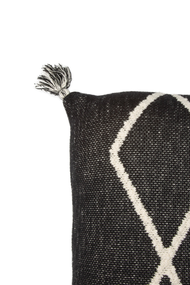KNITTED CUSHION OASIS BLACK Lorena Canals