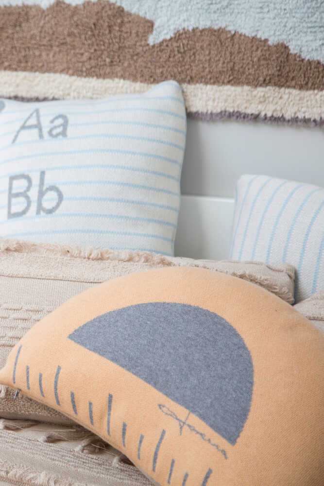 KNITTED CUSHION RULER Lorena Canals