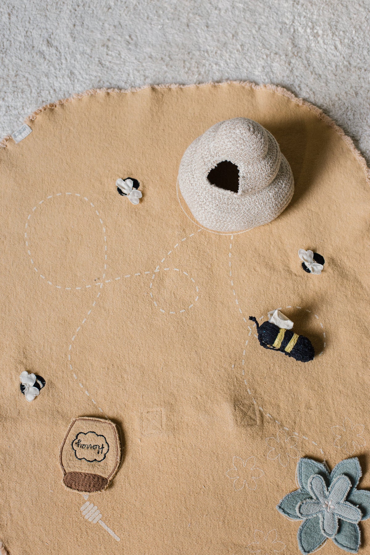 KLEINE WELT ÖKO-SPIELZEUG VOM NEKTAR ZUM HONIG