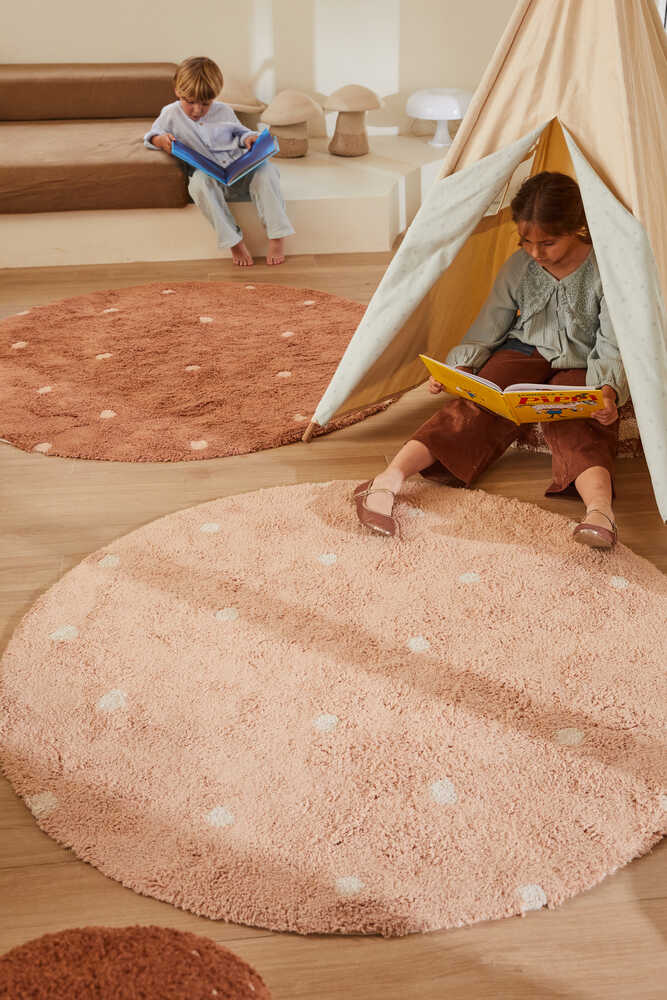 Waschbarer runder Teppich mit Punkten in Rosa